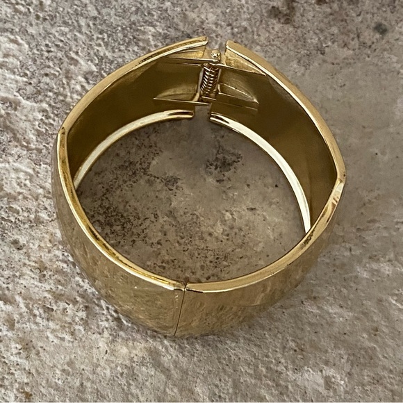 Gold coloured hinged bangle bracelet - Picture 4 of 4